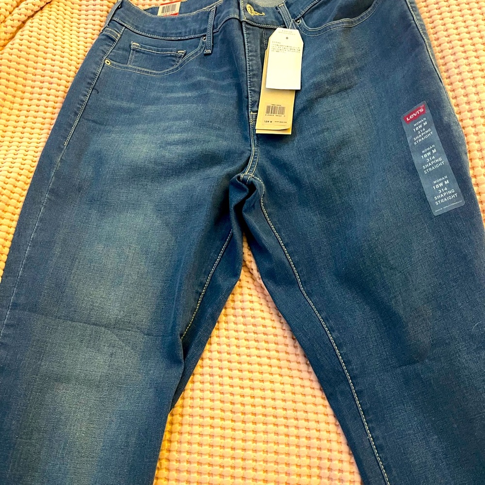 New with tags Levi’s 314 Shaping Straight Jeans